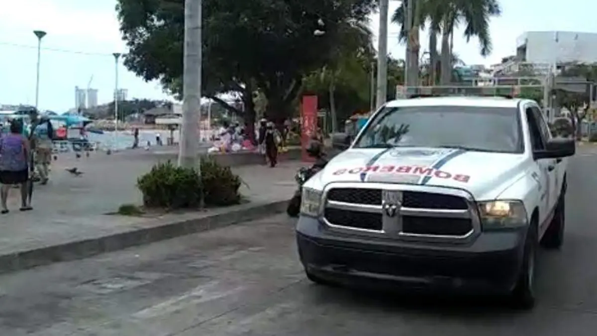 DEsalojan gente en playa Acapulco